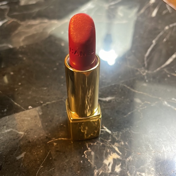 Chanel Make Up with Sleeves and Lip Stick and Chanel Make Up Pouch With Gift Box - Picture 3 of 12